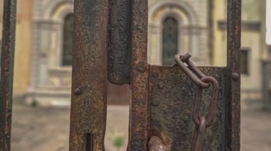 İtalya 'da Rovigo' da küçük bir kilise kapısı var.