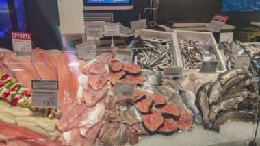 ROVİGO, İTALYA 14 EKİM 2021: süpermarkette balık sayacı detayı. Süpermarkette balık bölümünün gösterisi. Fiyat etiketli taze balık mağaza vitrininde satılıyor. Alışveriş merkezindeki balık bölümü. Et reyonunda taze balık. 4K