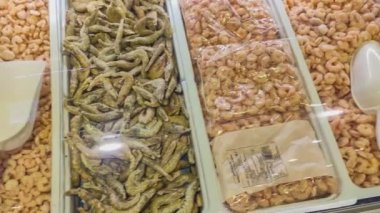 ROVİGO, İTALYA 14 EKİM 2021: dondurulmuş gıda dolu buzdolabı self-servis dondurucuda. Süpermarket, çok çeşitli gıda ve ev ürünleri sunan bir self-servis dükkanıdır..