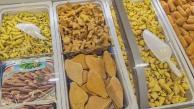 ROVİGO, İTALYA 14 Ekim 2021: Donmuş gıda marketinde dondurulmuş gıdayla dolu buzdolabı. Süpermarket, çok çeşitli gıda ve ev ürünleri sunan bir self-servis dükkanıdır..
