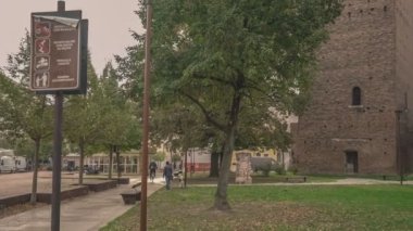 ROVİGO, İTALYA 14 EKİM 2021: Dona Kulesi ve Grimaldi Kulesi: İtalya 'nın Rovigo kentindeki iki Eski Kuleler