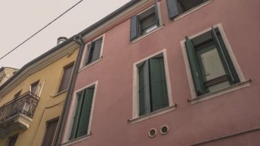 ROVİGO, İTALYA 14 EKİM 2021: Rovigo 'daki tarihi İtalyan şehri manzarası
