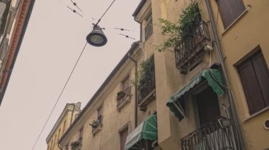 ROVİGO, İTALYA 14 EKİM 2021: Rovigo 'daki tarihi İtalyan şehri manzarası