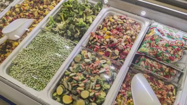 2021年10月14日 意大利罗维根 在自助冷冻食品店里放满了冷冻食品 超级市场是提供各种食品和家庭用品的自助商店 — 图库视频影像