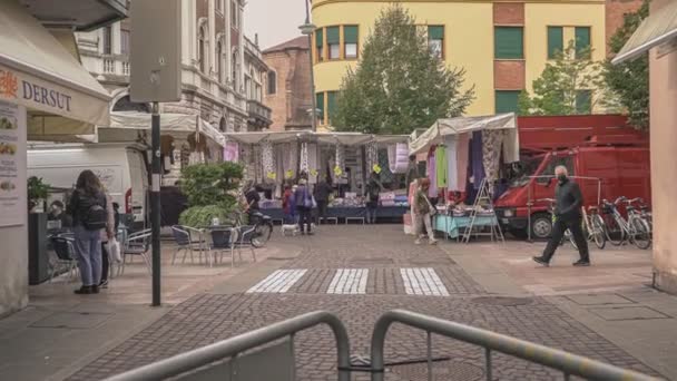 2021年10月14日意大利罗维戈市 意大利历史名城罗维戈市设有摊位的街市 — 图库视频影像