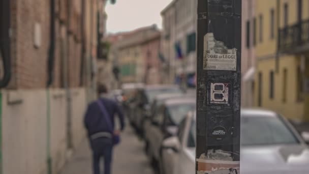 2021年10月14日 意大利罗维哥市 意大利罗维哥市人行道上的城市场景 — 图库视频影像
