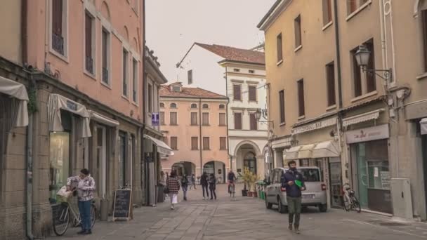 Rovigo イタリア2021年10月14日 イタリアのロビゴを歩く人々との歴史的建造物の詳細と通りの景色 映画撮影 — ストック動画