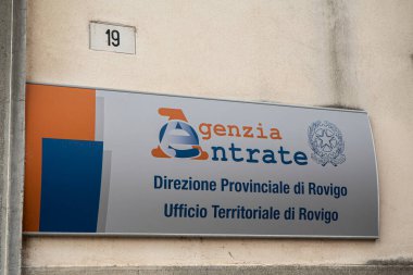 ROVİGO, İTALYA 14 EKİM 2021: Agenzia delle entrate tabelası, İtalya Vergi Dairesi İngilizce imza attı