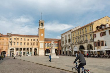ROVİGO, İTALYA 14 EKİM 2021: Rovigo 'daki Giuseppe Garibaldi Meydanı