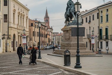 ROVİGO, İTALYA 14 EKİM 2021: Rovigo 'daki Giuseppe Garibaldi Meydanı