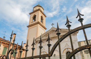 İtalya 'da Rovigo' da küçük bir kilise kapısı var.