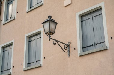Binanın ön cephesinde soğuk renklerle antik sokak lambası detayı