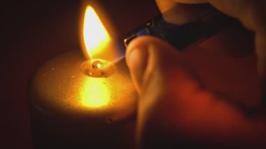 Kırmızı ışıkta mum yakıyorum. Karanlıkta kibritle mum yakmak.