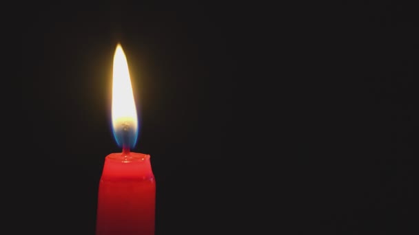 Die Kerze Brennt Dunkeln — Stockvideo