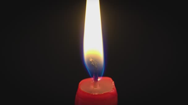 Κερί Καίει Στη Σκοτεινή Λεπτομέρεια — Αρχείο Βίντεο
