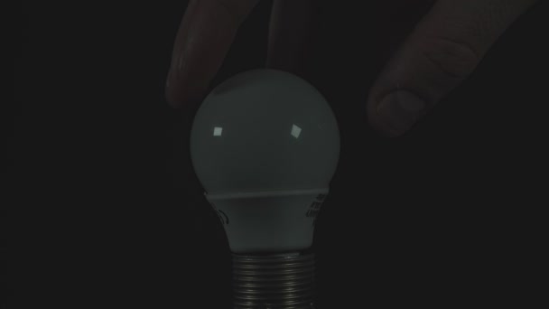 Uomo Ruota Con Sua Mano Una Lampadina Led Nella Sua — Video Stock