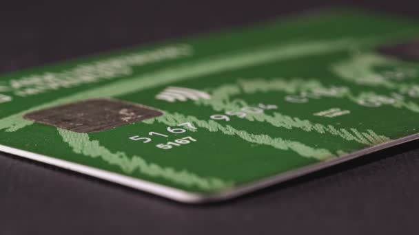 一个男人把银行卡堆积起来 一堆堆堆用过的信用卡放在桌子的特写镜头上 — 图库视频影像