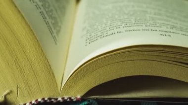 Kağıt dergisinin kapaklı makro kapaklı sayfaları belgeleri kapatır