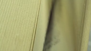 Eski Kitap Sayfalarını Kapatma Ayrıntıları