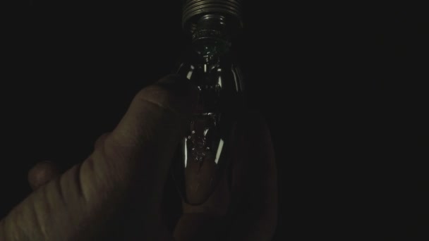 Einem Dunklen Raum Ersetzt Ein Mann Eine Energiesparlampe Durch Eine — Stockvideo