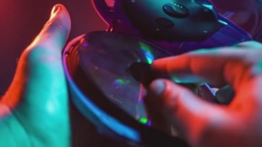 El ile taşınabilir CD oynatıcı