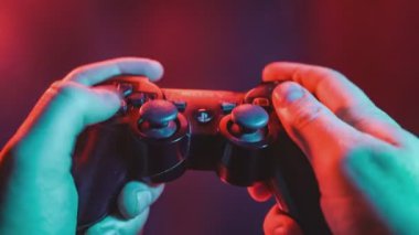 MILAN, ITALY 21 EKİM 2021: Oyun konsolunu kontrol eden video oyunu konsolunun el ele çekilmesi