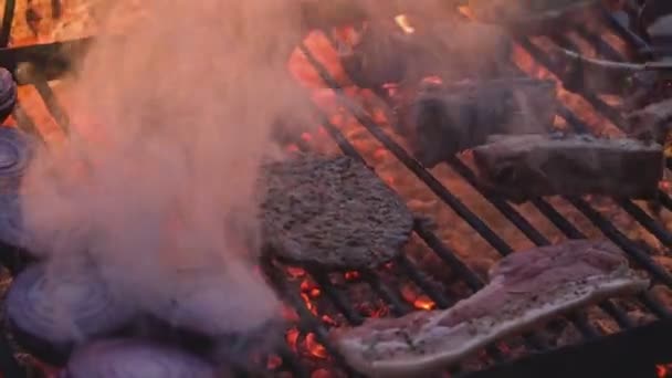 Pečení Šťavnatý Masový Steak Kořením Bylinkami Hořících Dřevěných Uhlících Oheň — Stock video