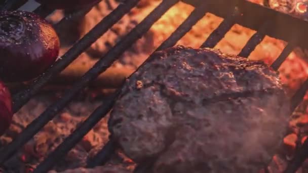 在燃烧的焦炭中 用香料和香草烤着多汁的肉牛排 火势四起 浓烟四起 有烤条纹的多汁肉 准备野餐庆祝 烧烤烤肉 — 图库视频影像