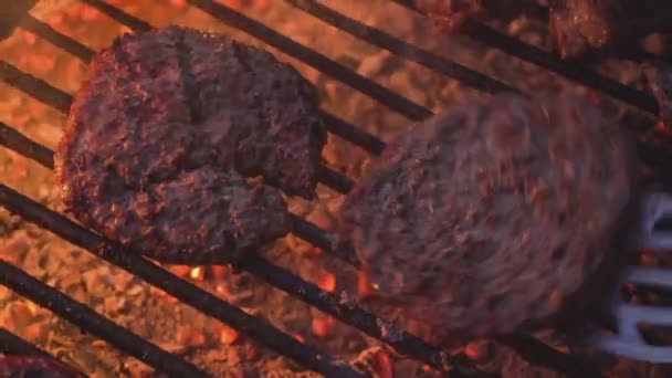 Pečení Šťavnatý Masový Steak Kořením Bylinkami Hořících Dřevěných Uhlících Oheň — Stock video