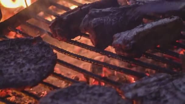 Sült Szaftos Hús Steak Fűszerekkel Fűszernövényekkel Égő Szénnel Tűz Bbq — Stock videók