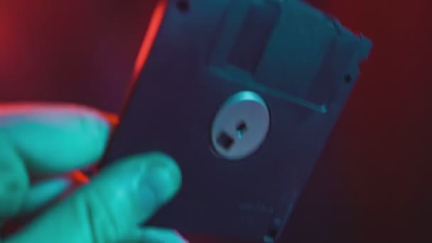 Man Houdt Diskette Handen — Stockvideo