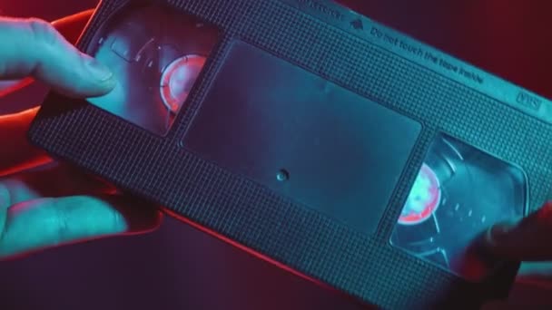 Vhs Detalhe Cassete Tomado Mão Luzes Escuras — Vídeo de Stock