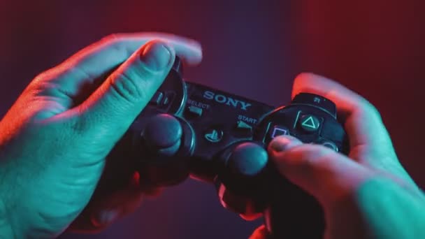 Milão Itália Outubro 2021 Tiro Mãos Segurando Console Videogame Controlando — Vídeo de Stock