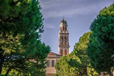 Rovigo 'daki Rotonda tapınağı, İtalyan şehrinin göbeğindeki antik bir kilise. 16. ve 17. yüzyıllar arasında inşa edilmiş sekizgen planlı dini bir bina. Çan kulesi detayı.