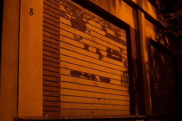 Abandonado Portão Sluice Edifício Noite Rua — Fotografia de Stock