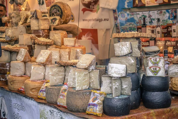 Rovigo イタリア2021年10月26日 販売のためのチーズでいっぱいの屋台 厳選されたチーズの山 市場の屋台の農場からのチーズ — ストック写真