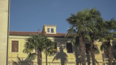 İtalya 'da Rovigo' daki ortaçağ binası ön cephe ve pencere detaylarıyla