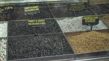 Tezgahta satılık meyan kökü tatlısı.
