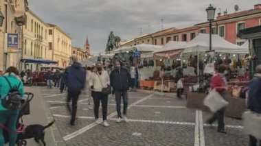 ROVİGO, İTALYA 29 EKİM 2021: Halkın sokak piyasası zaman aşımına uğradı