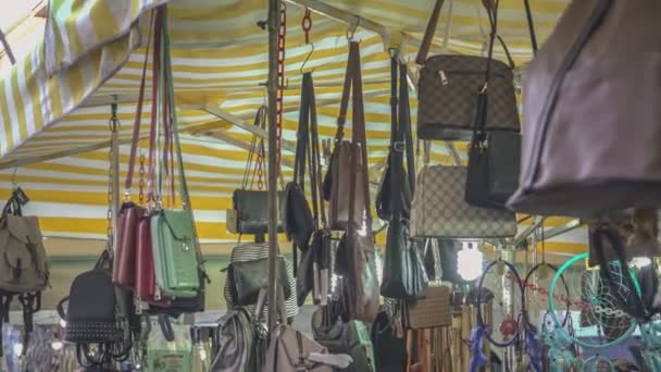 Viele Lederne Handtaschen Lebendigen Farben Hängen Auf Dem Markt Der — Stockvideo