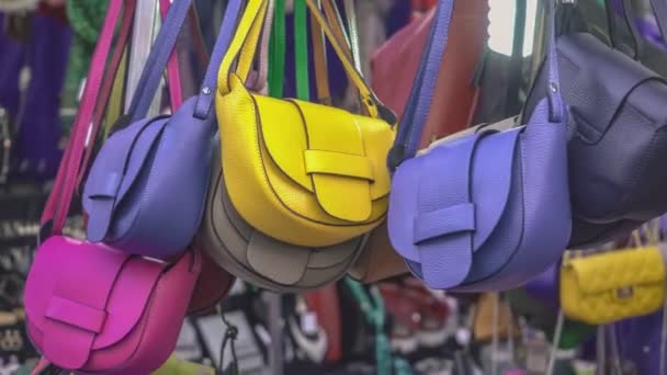 Många Läder Väska Livfulla Färger Hängande Displayen Shopping Street Market — Stockvideo