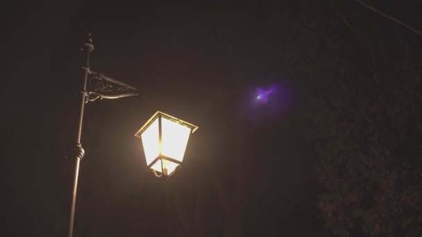 Noite Atrasada Cidade Medieval Velha Lâmpada Rua Que Ilumina Relógio — Vídeo de Stock