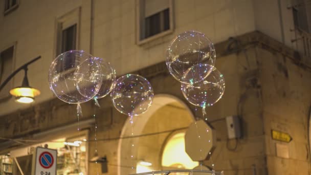 Balony Kolorowymi Lampkami Led Sprzedawane Nocnej Ulicy Starego Turystycznego Centrum — Wideo stockowe