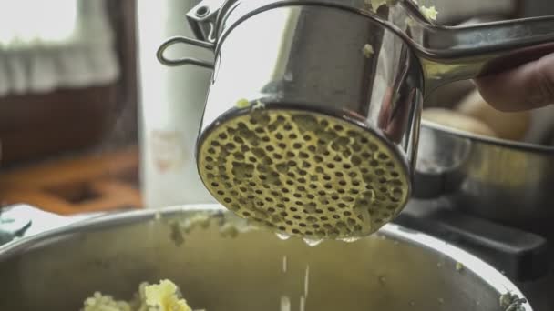 Διαδικασία Της Παραγωγής Πουρέ Ανοξείδωτο Χάλυβα Πατάτα Masher Κλείστε Βήμα — Αρχείο Βίντεο