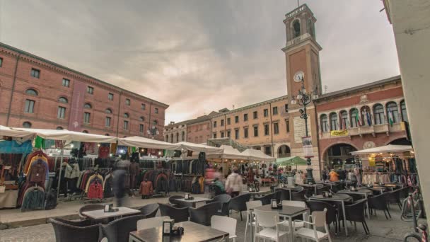 Rovigo イタリア29 10月2021 ストリートマーケット中にイタリアのRovigoの中心部で人々の通過の動きを描いた時間の経過 — ストック動画