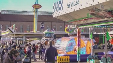 ROVİGO, İTALYA 30 EKİM 2021: Çarpışan elektrikli arabalar veya lunaparktaki çarpışan arabalar