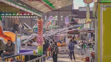 ROVİGO, İTALYA 30 EKİM 2021: Çarpışan elektrikli arabalar veya lunaparktaki çarpışan arabalar