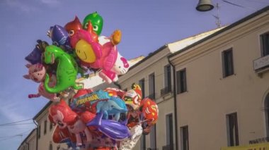 ROVİGO, İTALYA 30 EKİM 2021: Sokak pazarı renkli balonlar satıyor