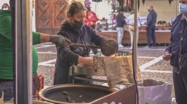 ROVİGO, İTALYA 30 EKİM 2021: Street Stall 'da Kestane Pişiriyorum. Yüksek kalite