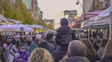 ROVİGO, İTALYA 30 EKİM 2021: Bir markette babasının omuzlarında oturan çocuk